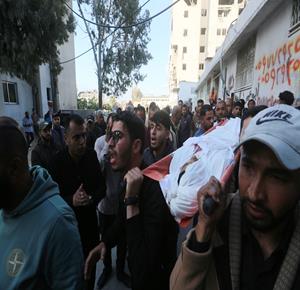 تشييع طفل في مستشفى الشفاء بمدينة غزة ارتقى في غارة إسرائيلية بحي النصر غرب المدينة
